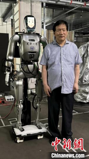 人形机器人亮相2024WAIC 会行走、能读懂人的表情并回应