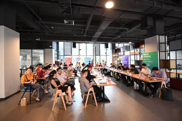 抖音电商同行者墨墨：景德镇姑娘联动500余家窑口推陈出新，打开线上年轻市场