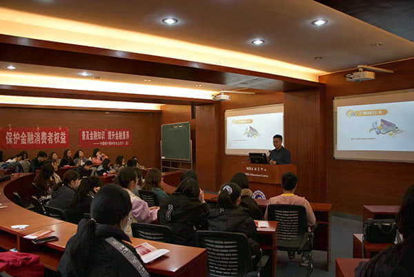 长江经济带自贸区联动发展研讨会在汉举行：首次发布沿江自贸区两大报告，共议联动创新发展举措